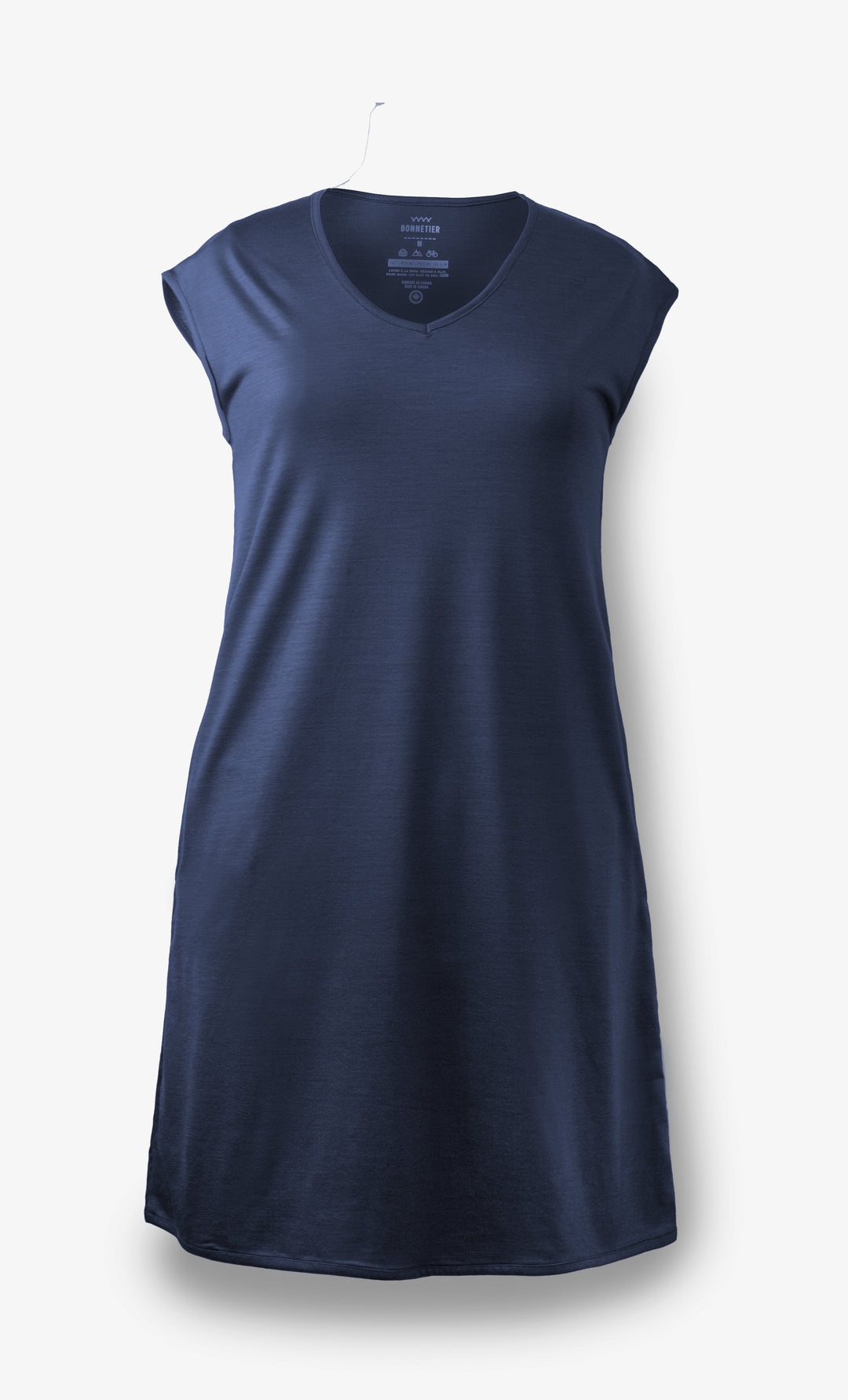 Robe mérinos marine pour femme, légère et respirante, avec poches, idéale pour le voyage et fabriquée au Canada.