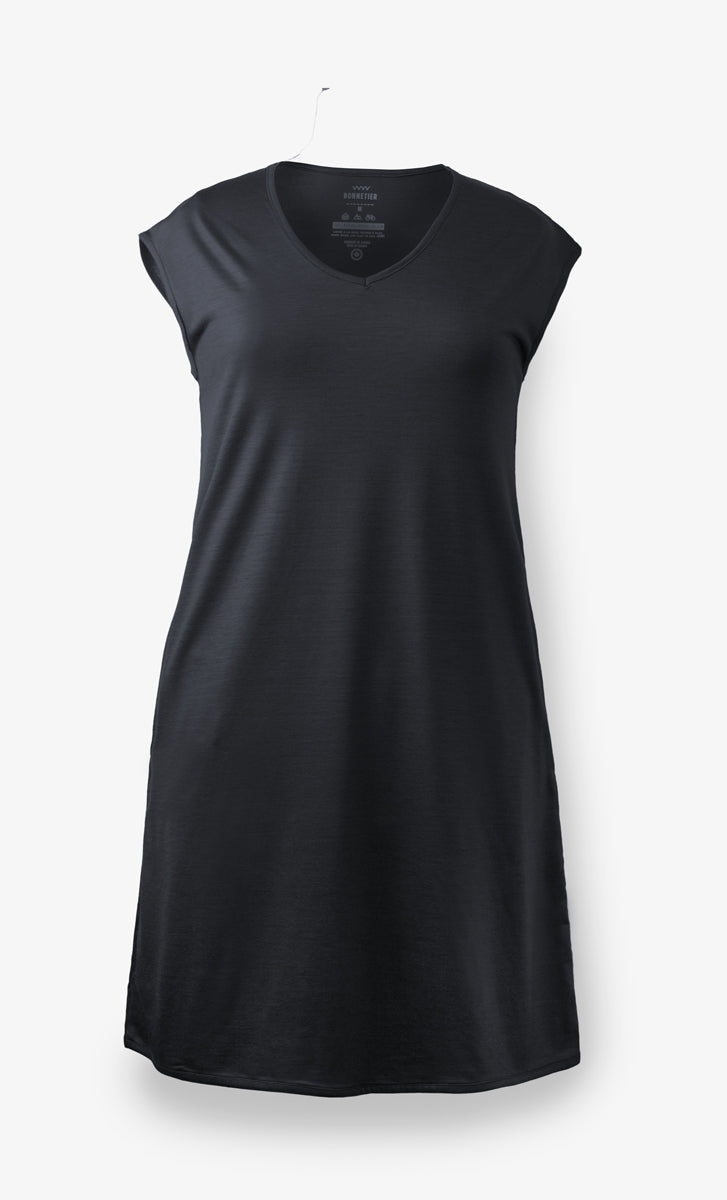 Robe noire en laine mérinos ultra légère, respirante, avec poches, idéale pour le voyage, fabriquée au Canada.